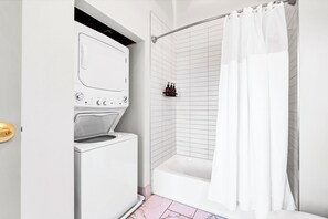 Hair dryer, towels, soap, toilet paper - Near Hospitals & DT ~ Unique+Parking+W/D+Churchill (Louisville)