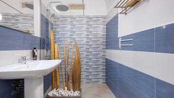 Douche, sèche-cheveux, serviettes fournies