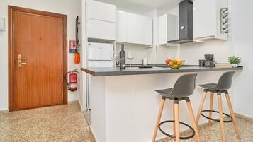 Kühlschrank, Mikrowelle, Ofen, Herdplatte