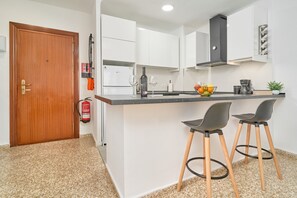 Frigorífico, microondas, horno y placa de cocina