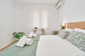 1 dormitorio, tabla de planchar con plancha, wifi y ropa de cama