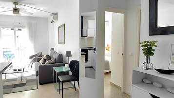 Een televisie en een stereo