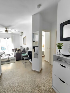 Een televisie en een stereo