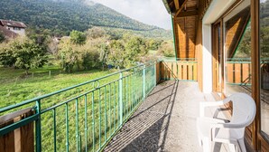 A balcony with a view of a green landscape and mountains. - Duplex apartment, sleeps 10, nature view (Giez)