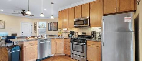 Refrigerador, microondas, horno, placa de cocina