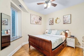 2 bedrooms, desk, iron/ironing board, free WiFi - NEW Midterm Furnished Rental - 32+Days! - North Center Chicago (Chicago)