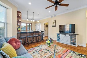 Smart TV, computer monitors - NEW Midterm Furnished Rental - 32+Days! - North Center Chicago (Chicago)
