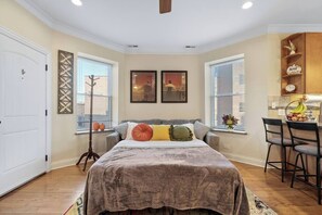 2 bedrooms, desk, iron/ironing board, free WiFi - NEW Midterm Furnished Rental - 32+Days! - North Center Chicago (Chicago)