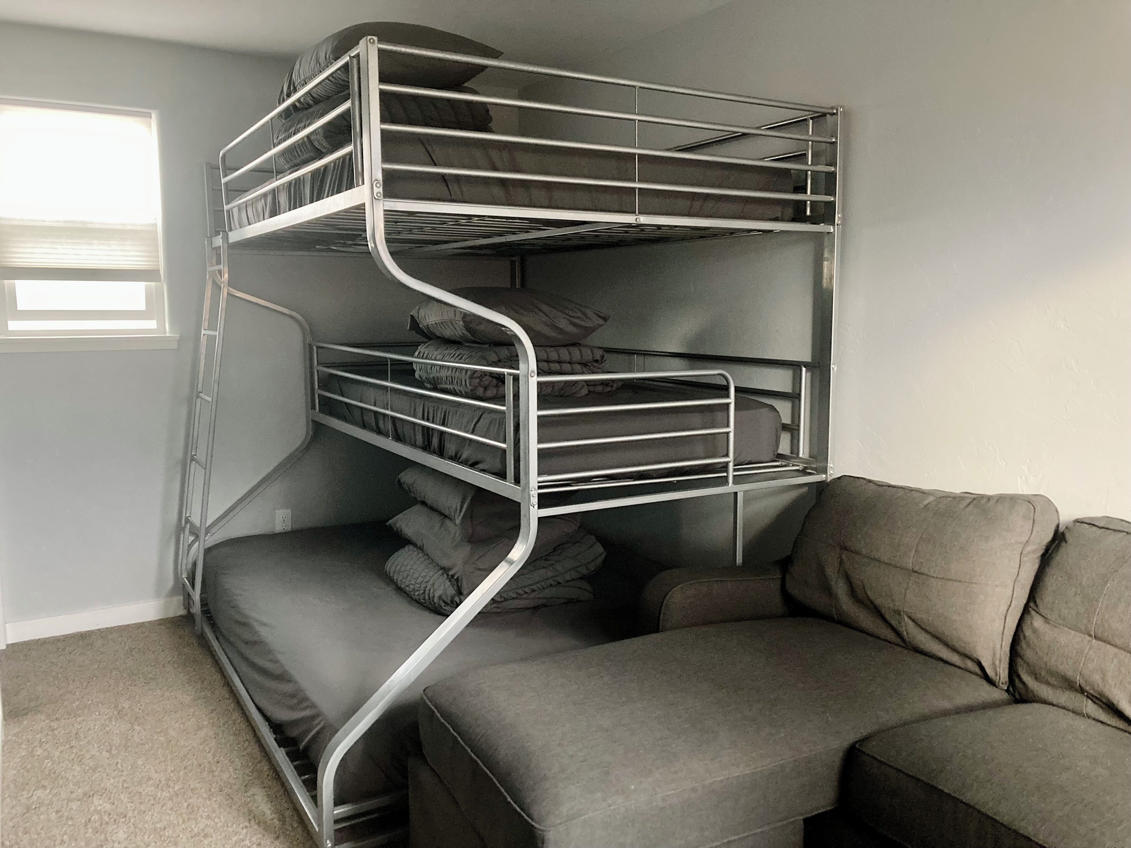 2 habitaciones, tabla de planchar con plancha y ropa de cama 