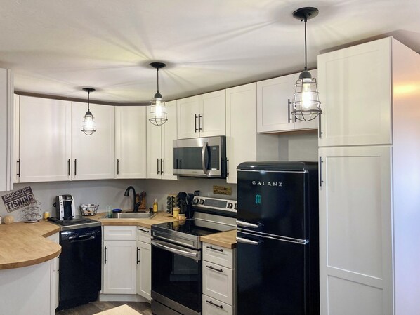 Mikrobølgeovn, ovn, kokeplater og oppvaskmaskin