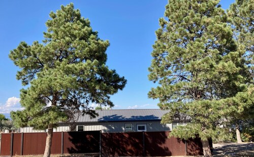 Cozy Country Cottage- 5 beds, private hot tub, smoker grill, stocked kitchen!