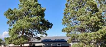 Cozy Country Cottage- 5 beds, private hot tub, smoker grill, stocked kitchen!