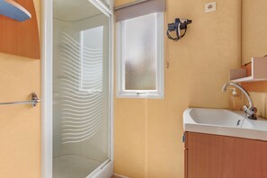 Dusche, kostenlose Toilettenartikel, Handtücher