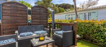 Mobile Home for 6 with Private Terrace, Wi-Fi & Air Conditioning in Hyères