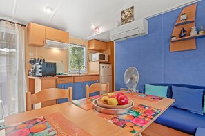Dining - Mobile Home 'Mobilhome 6 Personnes' with Private Terrace, Wi-Fi and Air Conditioning (Hyères)