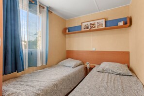 2 bedrooms, WiFi, bed sheets - Mobile Home 'Mobilhome 6 Personnes' with Private Terrace, Wi-Fi and Air Conditioning (Hyères)