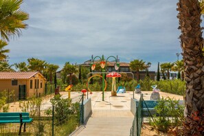 Children’s area - Mobile Home 'Mobilhome 6 Personnes' with Private Terrace, Wi-Fi and Air Conditioning (Hyères)