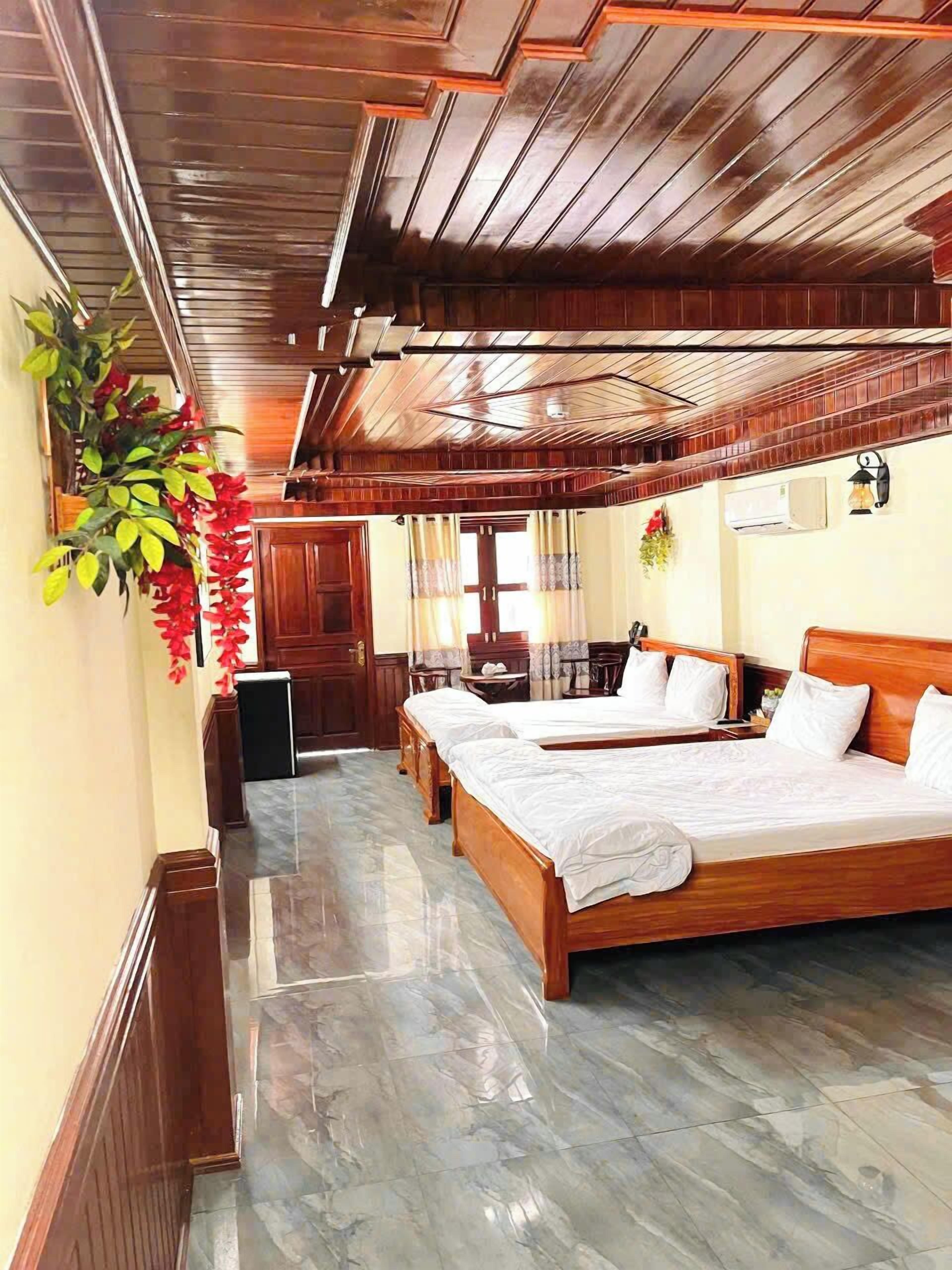 Habitación cuádruple Deluxe, balcón, vista a la ciudad | Caja de seguridad en la habitación, cortinas blackout y insonorización 