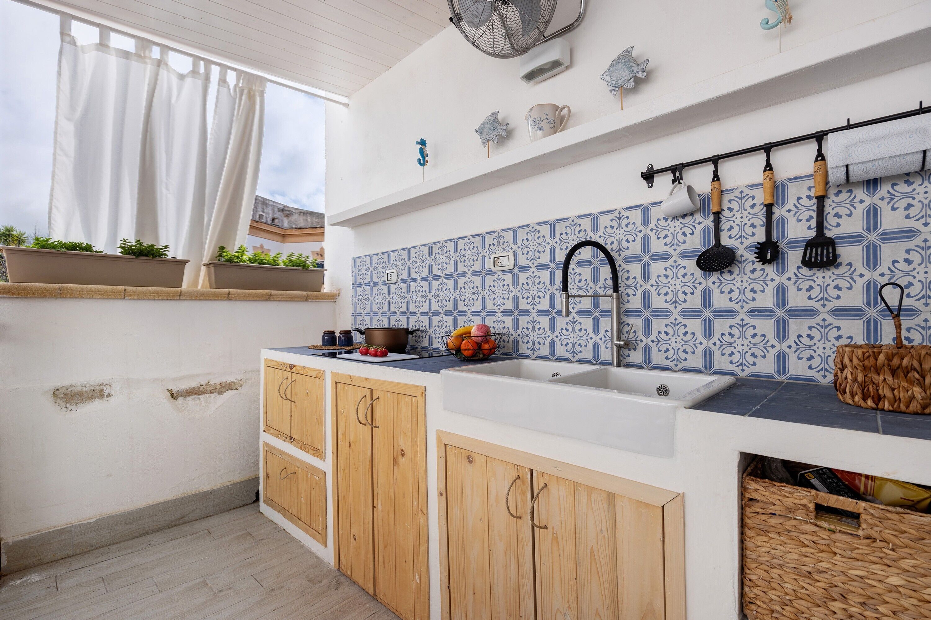 Køleskab, kogeplade, kaffe-/temaskine, køkkentøj/tallerkener/redskaber