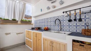 Køleskab, kogeplade, kaffe-/temaskine, køkkentøj/tallerkener/redskaber