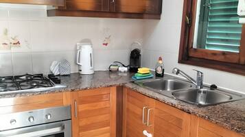 Een koelkast, een magnetron, een oven, een kookplaat