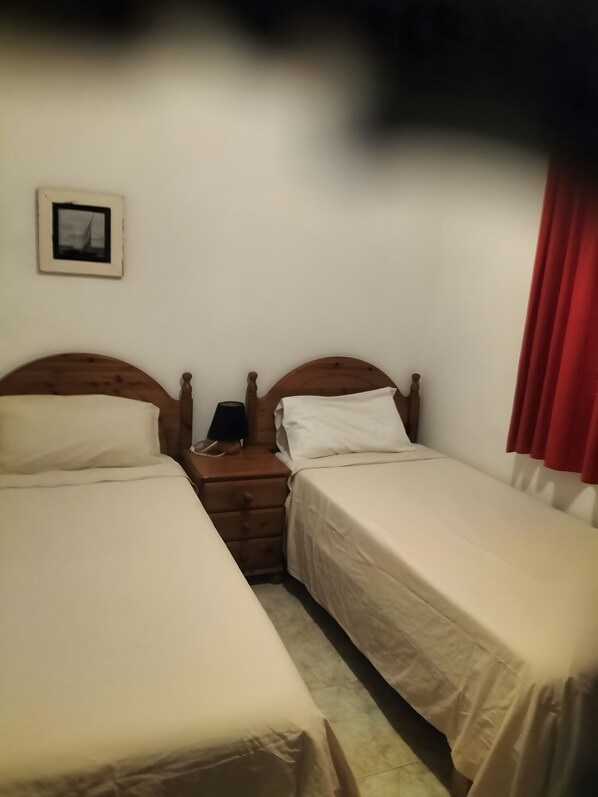 Tabla de planchar con plancha, wifi, ropa de cama