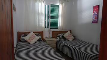 3 slaapkamers, een strijkplank/strijkijzer, wifi, beddengoed