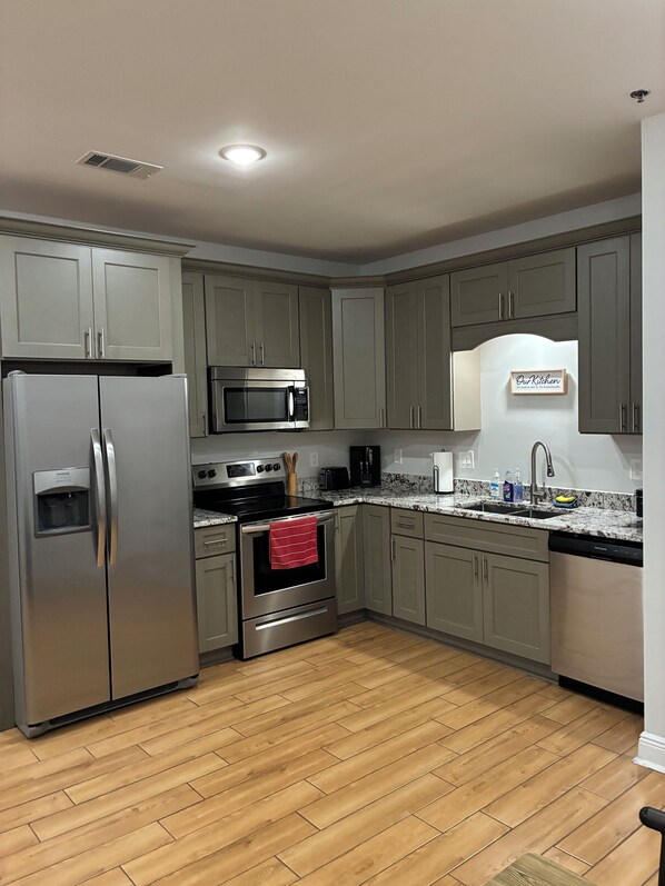 Fridge, microwave, oven, stovetop - Seas The Day 2 bed Apt. (Biloxi)