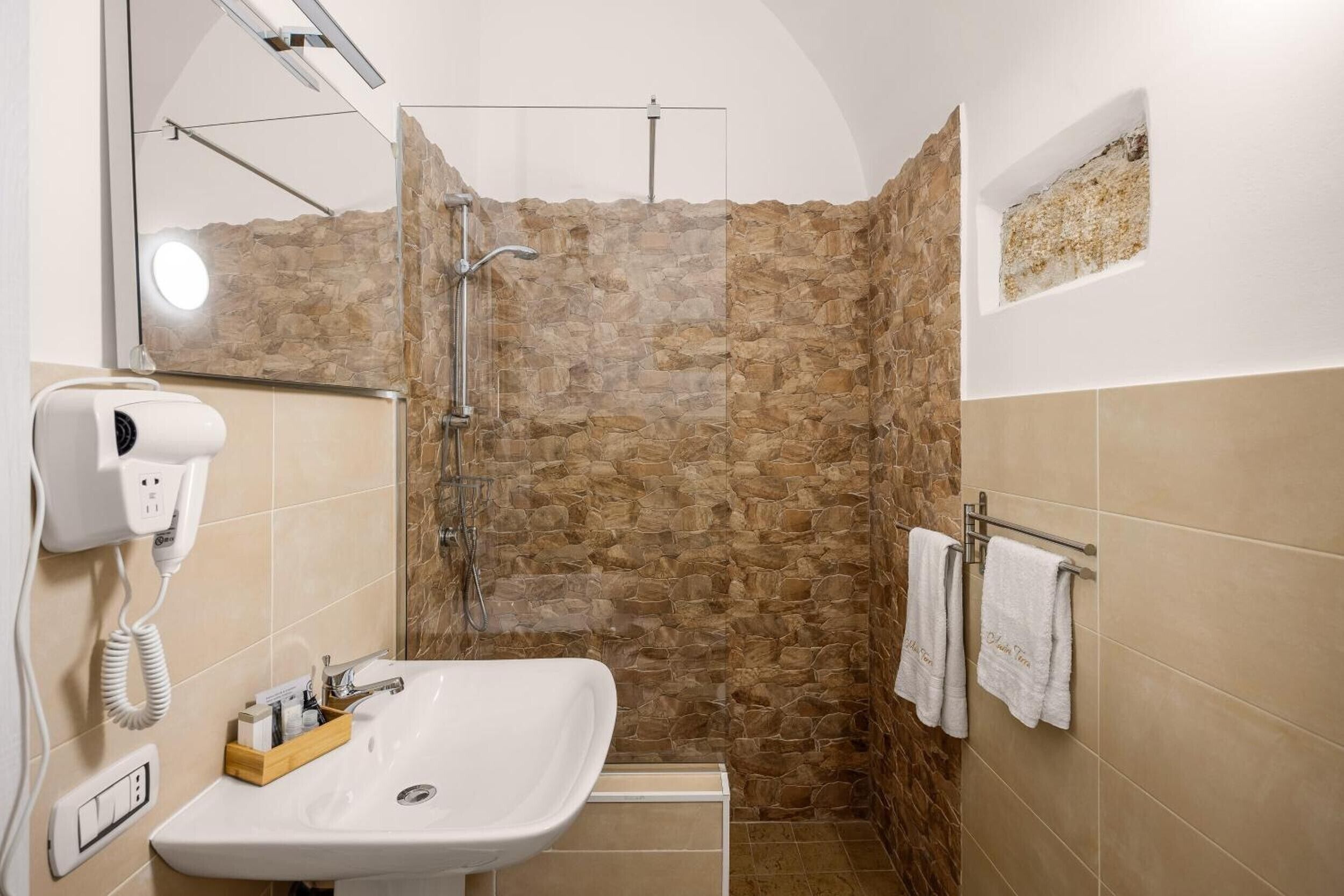 Dusche, Haartrockner, Handtücher