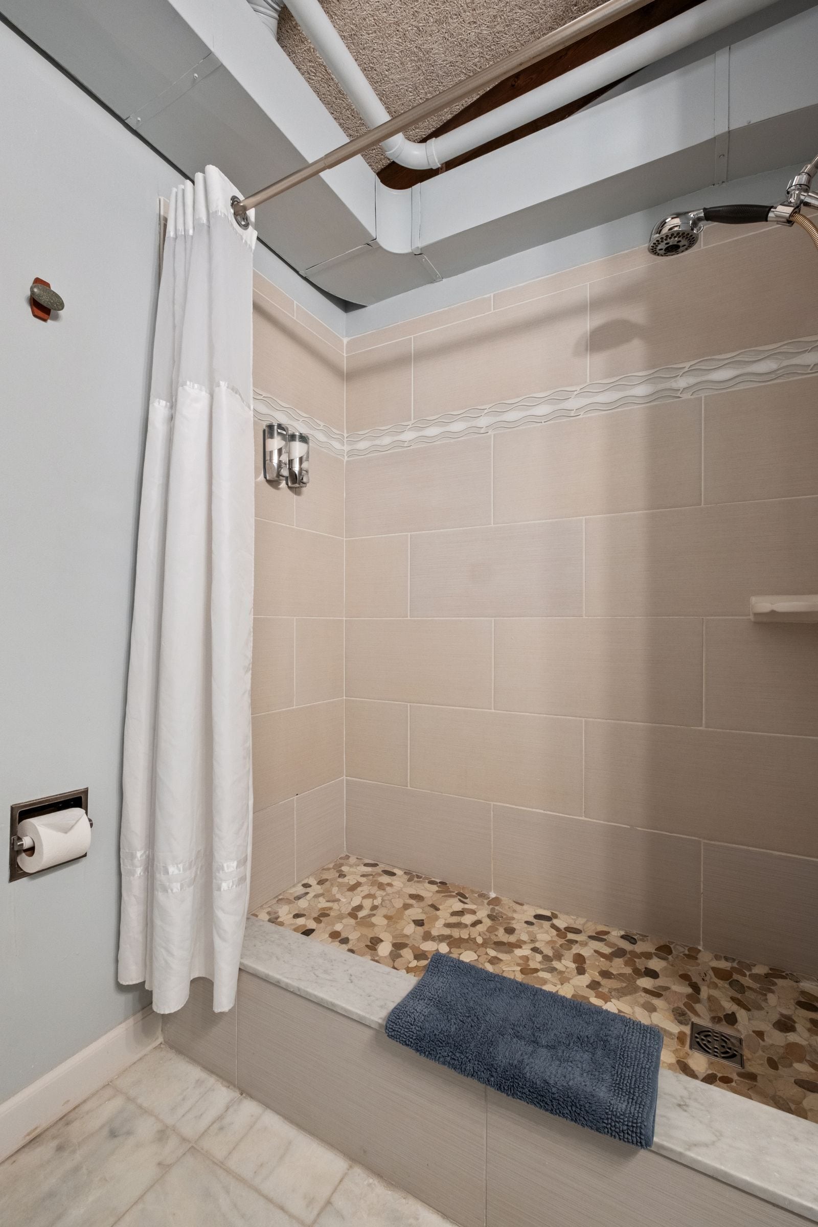 Toallas y papel higiénico