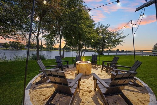 The Landing at Kent Island: WATERFRONT 5BR with Pool, Firepit, Playground!