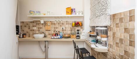 Fridge, oven, coffee/tea maker, electric kettle