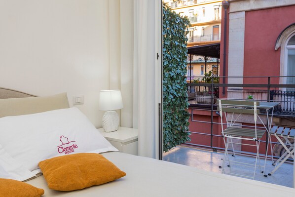 1 bedroom, iron/ironing board, WiFi, bed sheets - Clemente House Catania Centro Suite – Room with Jacuzzi and Balcony (Catania)