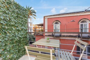 Outdoor dining - Clemente House Catania Centro Suite – Room with Jacuzzi and Balcony (Catania)