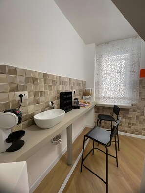 ثلاجة، ميكروويف، ماكينة لصنع القهوة/الشاي، غلّاية كهربائية