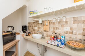 Fridge, microwave, coffee/tea maker, electric kettle - Clemente House Catania Elegante Apartment with Balcony, Wi-Fi & Air Conditioning (Catania)