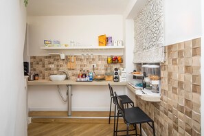 Fridge, microwave, coffee/tea maker, electric kettle - Clemente House Catania Centro - Chic Double Room with Private Bathroom (Catania)