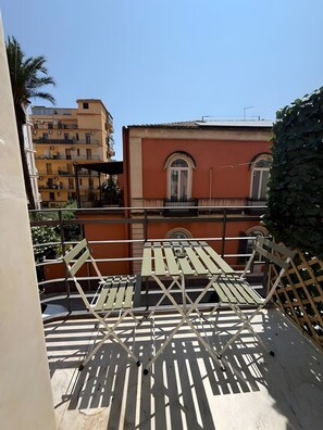 تناول الطعام بالخارج