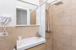 Suihku, ilmaiset hygieniatuotteet, hiustenkuivaaja, pyyhkeet