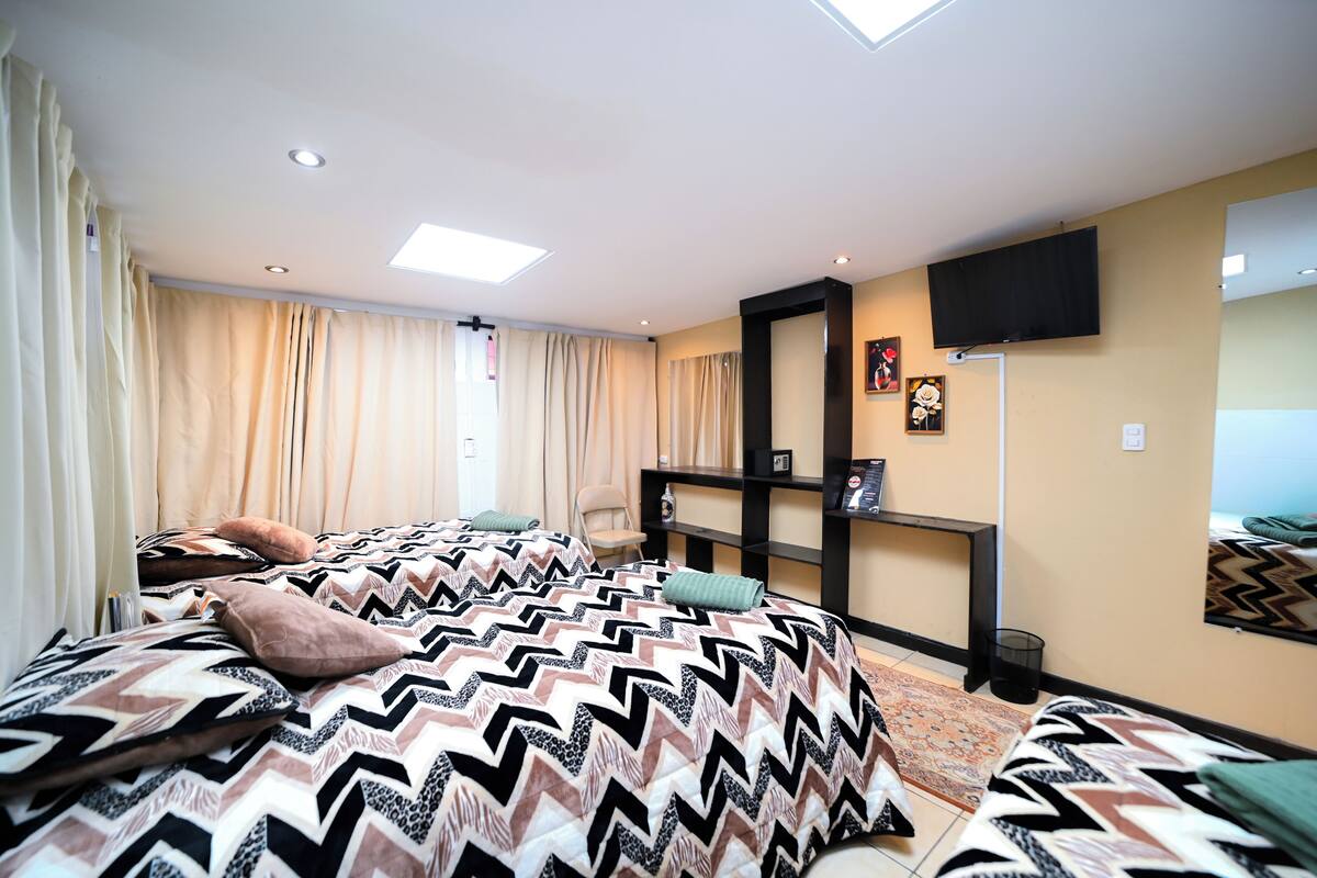Triple Room | Desk, free WiFi