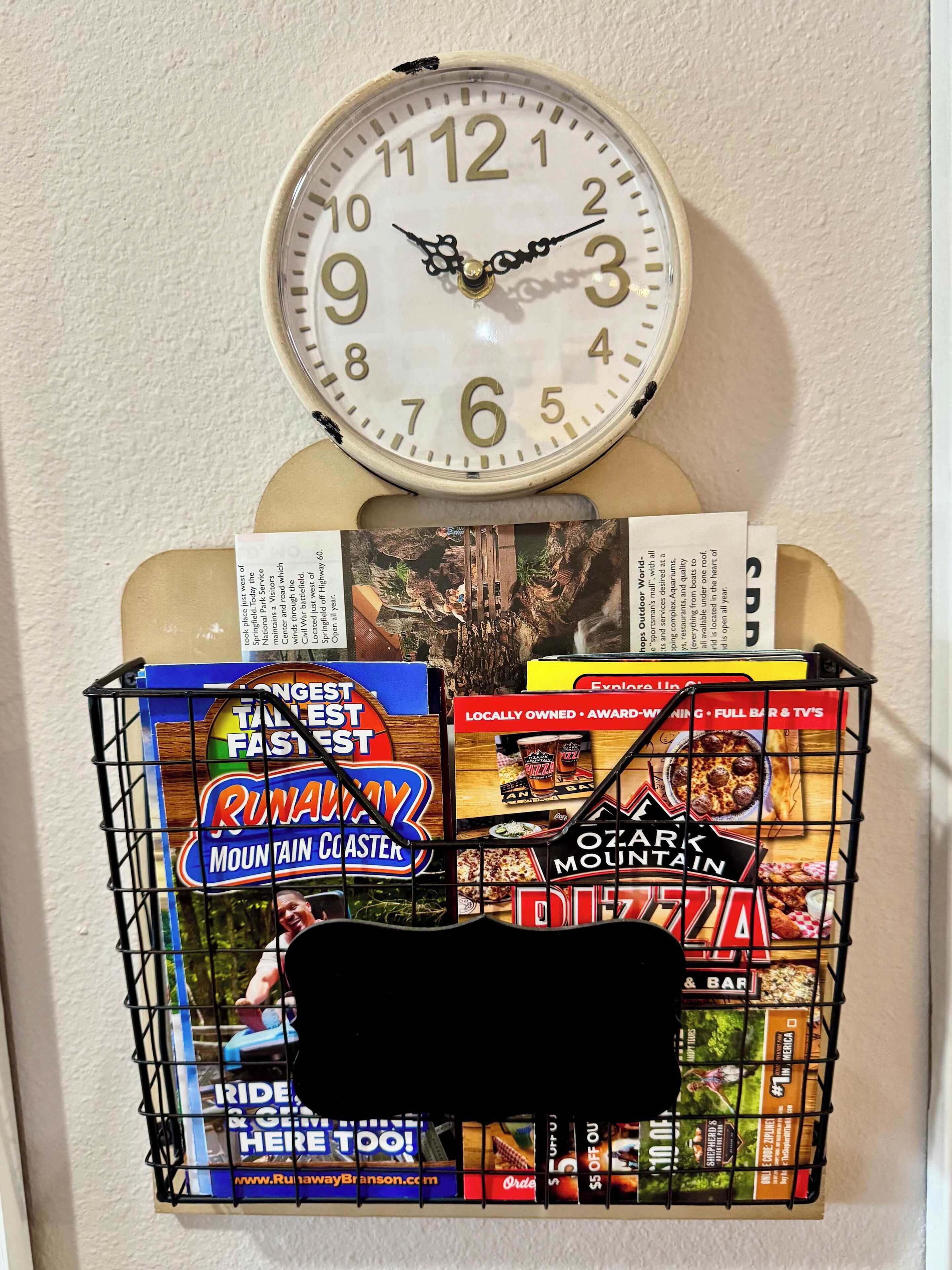 Un reloj de pared con diseño vintage, un calendario y un cartel promocional para un paseo en montaña rusa.