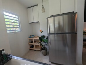 Kühlschrank, Mikrowelle, Wasserkocher mit Kaffee-/Teezubehör