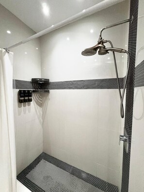 Een douche, een haardroger, handdoeken, zeep