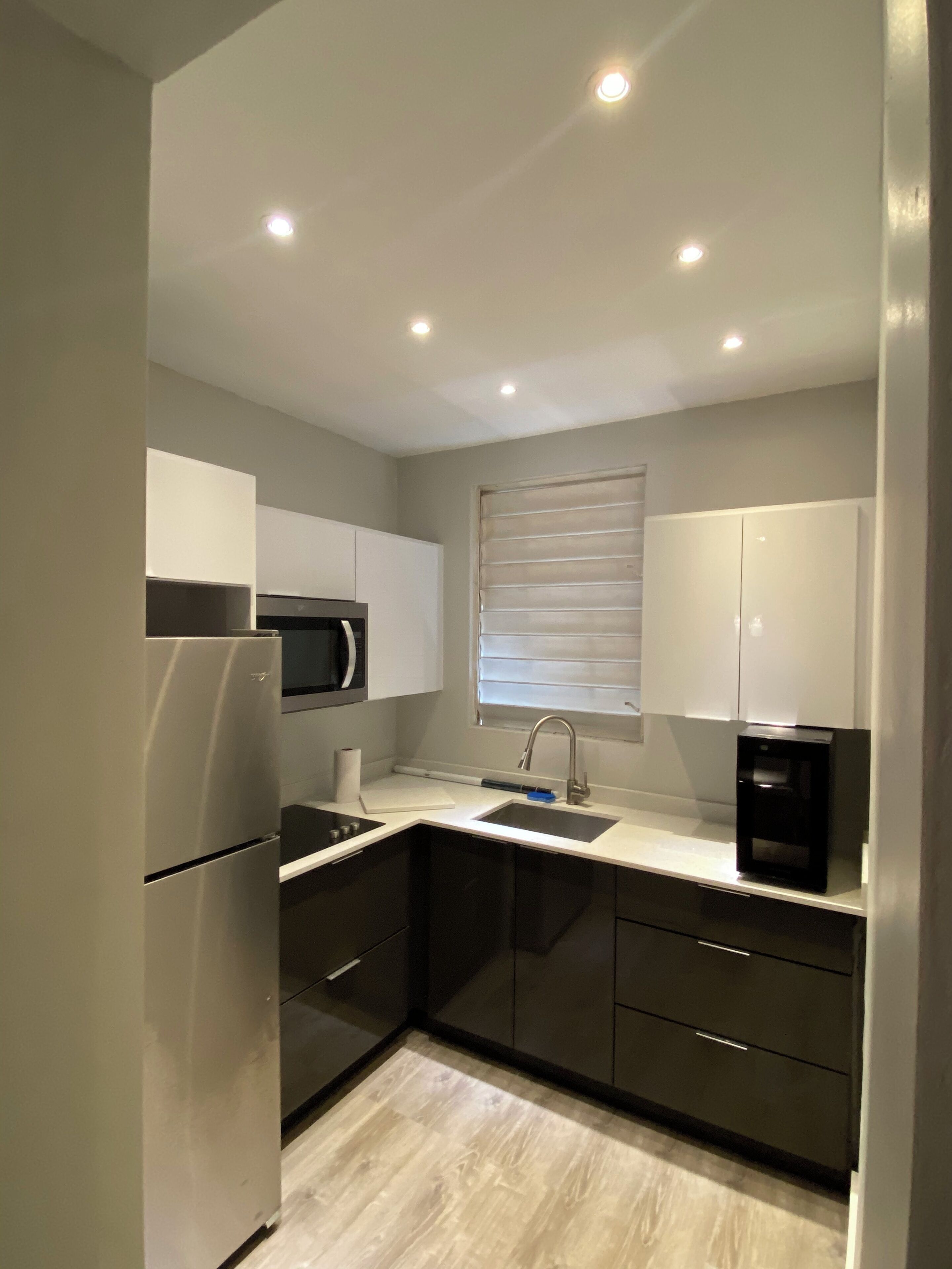 Fridge, microwave, stovetop, coffee/tea maker