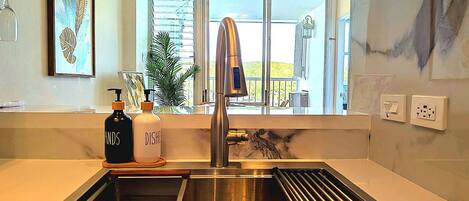 Réfrigérateur, micro-ondes, cafetière/bouilloire, grille-pain