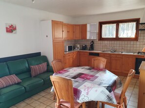 Dining - Gîte de Pigneux – Covered Terrace, Mountain View, Garden & Barbecue (Saint-Genix-les-Villages)