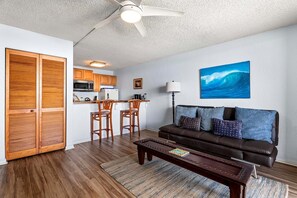 คอนโด, เตียงคิงไซส์ 1 เตียง, ระเบียง, วิวทะเล (Kona Reef A15) | บริเวณนั่งเล่น