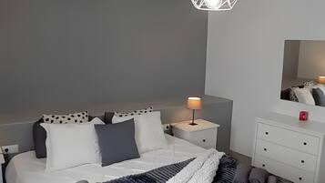 1 slaapkamer, een strijkplank/strijkijzer, wifi, beddengoed