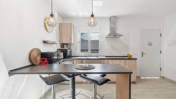 Køleskab, mikrobølgeovn, ovn, kogeplade