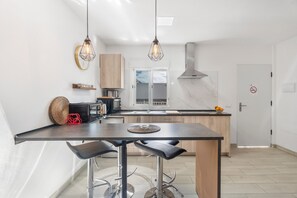 Fridge, microwave, oven, stovetop - Holiday Apartment '1 Omanai Tenerife Sur' with Private Terrace, Garden and Wi-Fi (Arona)